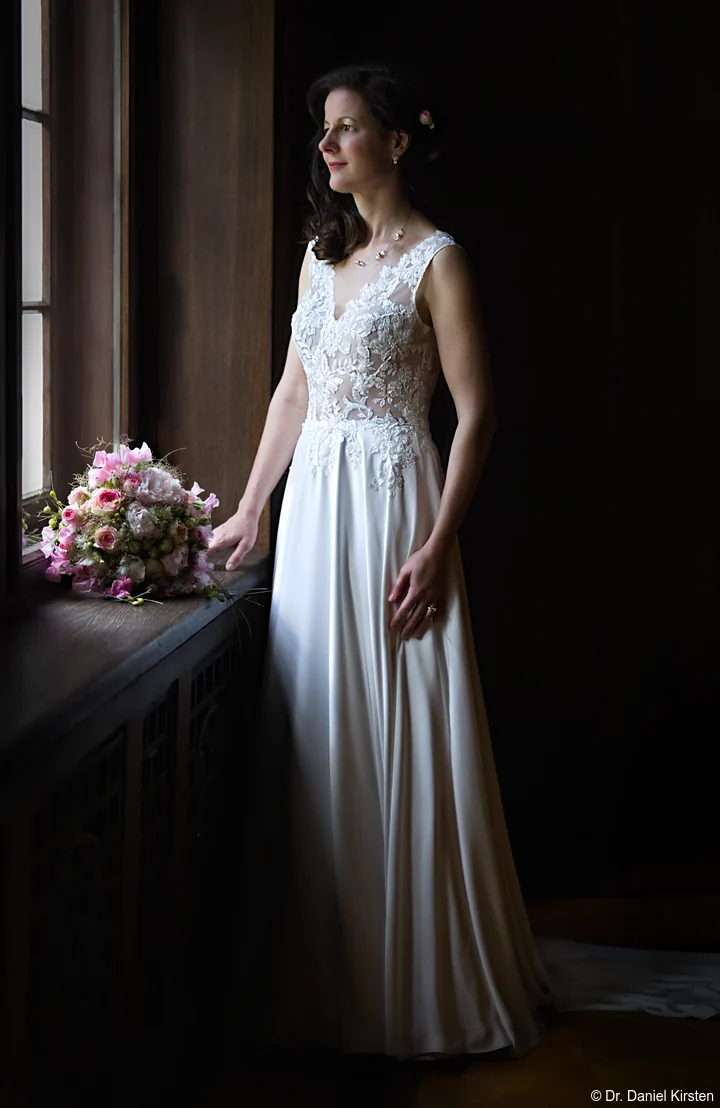 Daniel Kirsten Fotograf Hochzeitsfotograf Dresden Hochzeit Portrait Brautpaar Fenster