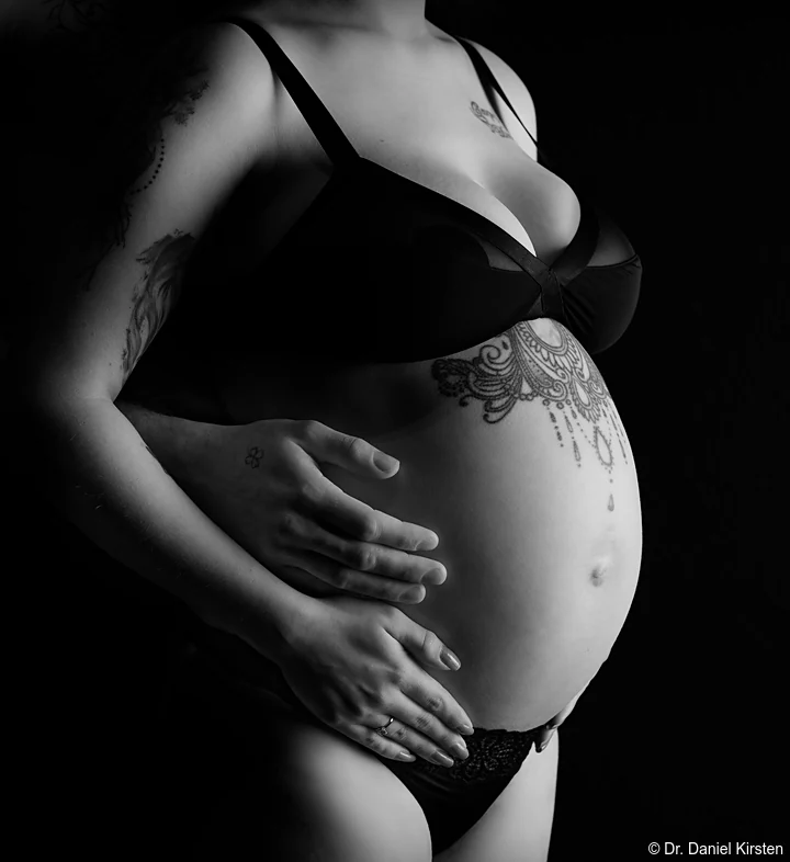 Schwangerschaft Schwangerschaftsshooting Babybauchshooting Schwangerschaftsfotograf Dresden Daniel Kirsten Tattoe