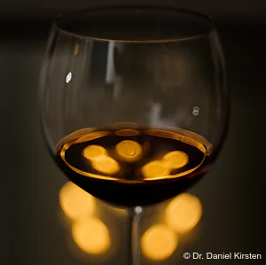 Meyer Görlitz Domiplan 50mm f/2.8 Weinglas Bokeh Rotwein