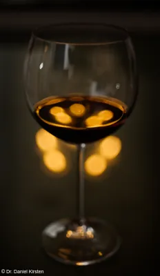Meyer Görlitz Domiplan 50mm f/2.8 Weinglas Bokeh Rotwein