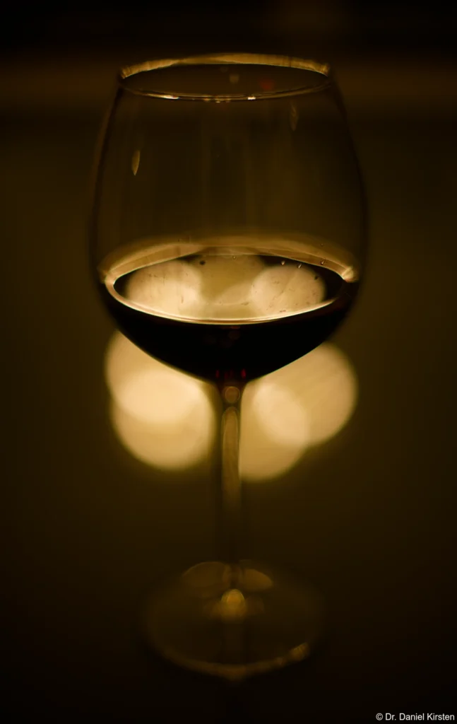 Olympus Zuiko 1.4/50 Weinglas Offenblende Rotwein Reflektion Bokeh