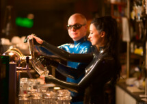 Latex Fotograf Portraitfotograf Dresden Louisenstraße Dresdner Neustadt Kneipe