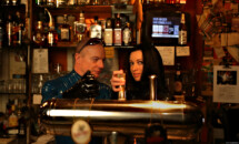 Sven und Suzi Latex Theke Metalkneipe Dresdner Neustadt Hochzeitsfotograf