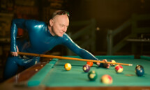 Latex Portraitfotograf Billard Metalkneipe Dresdner Neustadt Kneipenshooting