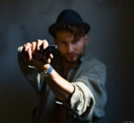 Pistole Revolver Ruine Portraitfotograf Kunst Lost Place Portrait Fotograf Ofen Dresden Stolpen Bautzen Pirna