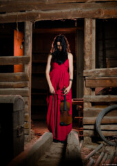 Geige Erotikshooting Kohlenbunker Kohle Portrait Erotik Dachboden Violine Rotes Kleid Fotograf Lost Place Kunst Fleischerbeil