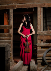Violine Portrait Fotograf Rotes Kleid Dachboden Erotikshooting Kohle Geige Lost Place Kunst Fleischerbeil Erotik