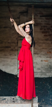 Erotik Lost Place Küche Erotikshooting Dachboden Violine Kohlenbunker Rotes Kleid Kunst Kohle Fotograf Kette Oma