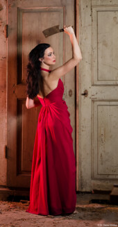 Geige Violine Fleischerbeil Portrait Dachboden Erotik Kohle Kunst Rotes Kleid Fotograf Dresden Pillnitz Bautzen