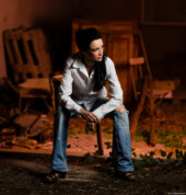 Portrait Zigarette Fotograf Kunst Dresden Loschwitz Pieschen Striesen Radeberg Dippoldiswalde Weiße Blouse Jeans