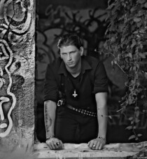Black and White Kunst Portraitfotografie SchwarzWeiß Tattoo Trinitatiskirche Fotograf Portraitfotograf Dresden Lost Place
