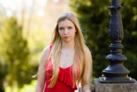 Rotes Kleid blond Treppe Portraitfotograf Freiberg Albertpark Fotograf Portraitfotografie Dresden