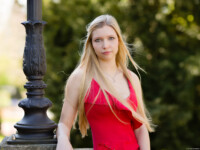 Portraitfotograf Albertpark blond Treppe Portrait Rotes Kleid Fotograf Dresden Pirna