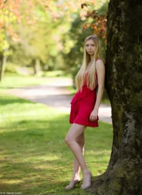 Treppe Portraitfotografie Portraitfotograf Rotes Kleid Albertpark Freiberg blond Fotograf Dresden