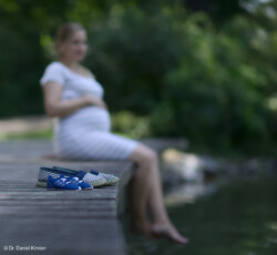 Babybauch Schwangerschaftsfotografie Portrait schwanger outdoor Babybauchportrait Schwangerschaftsfotograf Freital Dresden Steg