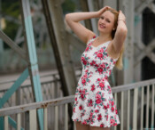 Portraitfotograf blond Portrait Portraitfotografie Fotograf Rotes Kleid Lederjacke Dresden Bautzen Blasewitz