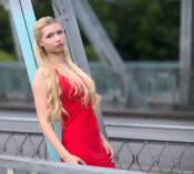 Rotes Kleid blond Fotograf Lederjacke Portraitfotograf Portrait Dresden Pillnitz Kamenz Löbtau