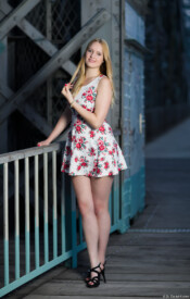 Rotes Kleid Fotograf Portrait Lederjacke Blaues Wunder blond Portraitfotograf Dresden Striesen Loschwitz