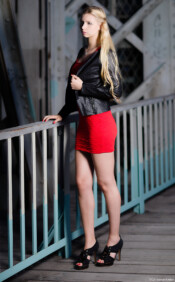 Rotes Kleid Portrait Portraitfotograf Blaues Wunder blond Lederjacke Dresden Loschwitz Kamenz