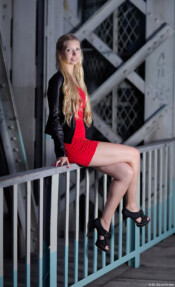 blond Portraitfotograf Portrait Rotes Kleid Blaues Wunder Fotograf Lederjacke Dresden Blasewitz Nossen