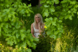 blond Portraitfotograf Weißes Kleid Portraitfotografie Wiese Fotograf Dresden Bautzen Kamenz