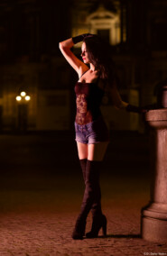 Laterne Portrait Erotik Fotograf Dessous Erotikshooting Rotes Kleid Kunst Dresden Theaterplatz Blasewitz Bautzen