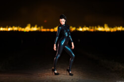 Erotikshooting Leuna Kunst Portrait Latex Fotograf Erotik nachts Feldweg Dresden Radebeul Kamenz