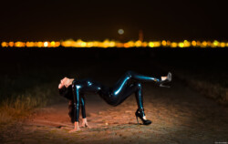 Portrait Kunst Pflaster nachts Feldweg Fotograf Erotik Latex Erotikshooting Dresden Pieschen Meißen