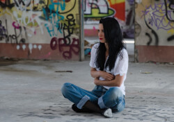 Erotikshooting Ruine Lost Place Kunst Erotik Fotoshooting Italien Strapse Dresden Weiße Bluse Gardasee