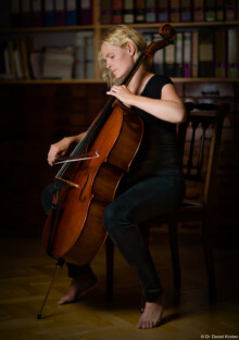 Daniel Kirsten Portraitfotografie Ina Cello Musik Hochzeitsfotografie barfuß