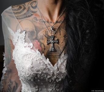 Braut in Gothic. Es ist immer schön, wenn außergewöhnliche Brautpaare etwas Geduld für außergewöhnliche Fotos haben.