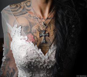 Braut in Gothic. Es ist immer schön, wenn außergewöhnliche Brautpaare etwas Geduld für außergewöhnliche Fotos haben.