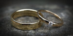 Brilliantes Makro der Eheringe mit dem Canon EF 100 1:2,8L IS USM an der 1DX Fotograf Hochzeitsshooting Brautkleid Brautfoto Brautpaar Moritzburg Dippoldiswalde Dresden Makro Eheringe Ringe Sandstein