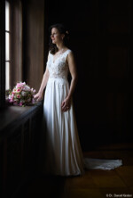 Standesamt Schleier Kirche Brautpaarshooting Hochzeitsshooting Brautfoto Kamenz Dresden Braut am Fenster