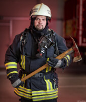 Beil Feuerwehrmann Fotograf Fotoshooting Gummianzug Feuerwehrauto Portraitfotograf Dresden Wilsdruff