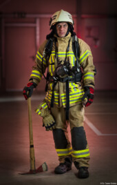 Beil Axt Löschfahrzeug Feuerwehrmann Gummianzug Portrait Feuerwehrauto Fotoshooting Feuerwehrschlauch Fotograf Portraitfotograf Kettensäge Feuerwehr
