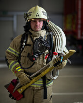 Feuerwehrauto Feuerwehrschlauch Feuerwehrmann Gummianzug Fotoshooting Kettensäge Portraitfotografie Dresden Loschwitz Kamenz
