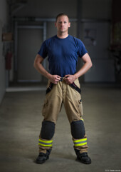 Fotoshooting Feuerwehrmann Löschfahrzeug Kunst Portrait Gummianzug Kettensäge Dresden Meißen Stolpen Nossen Pieschen