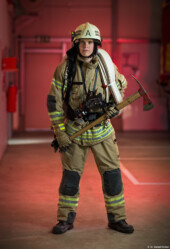 Ast Beil Kettensäge Portraitfotograf Gummianzug Fotograf Fotoshooting Kunst Feuerwehrmann Dresden Stolpen Kamenz