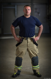 Portraitfotograf Fotoshooting Feuerwehrschlauch Portrait Feuerwehrmann Löschfahrzeug Halligan Portraitfotografie Kunst Dresden Heidenau Moritzburg