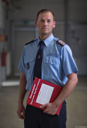 Fotograf Feuerwehrmann Portraitfotograf Gummianzug Portrait Kunst Feuerwehrauto Kettensäge Halligan Feuerwehr