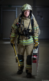 Kettensäge Fotoshooting Feuerwehrauto Kunst Löschfahrzeug Portrait Feuerwehr Portraitfotografie Fotograf Feuerwehrmann Feuerwehrschlauch Gummianzug Dresden Johannstadt