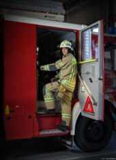 Portrait Feuerwehr Fotograf Gummianzug Kettensäge Fotoshooting Portraitfotograf Portraitfotografie Feuerwehrmann Feuerwehrschlauch Kunst Feuerwehrauto Halligan Dresden
