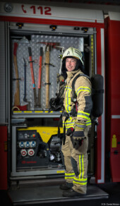 Feuerwehr Löschfahrzeug Kettensäge Feuerwehrauto Portrait Portraitfotografie Dresden Kamenz Striesen Radebeul
