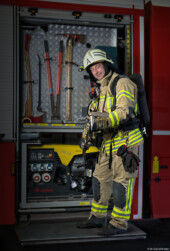 Gummianzug Feuerwehrschlauch Fotoshooting Feuerwehr Löschfahrzeug Portrait Kunst Dresden Pirna Dippoldiswalde