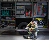 Gummianzug Halligan Kettensäge Feuerwehrschlauch Feuerwehr Portraitfotograf Kunst Fotoshooting Feuerwehrauto Dresden Meißen