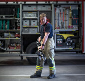 Kunst Portrait Gummianzug Feuerwehrschlauch Portraitfotografie Löschfahrzeug Fotograf Feuerwehrauto Halligan Feuerwehr Fotoshooting Portraitfotograf Dresden Bautzen Löbtau