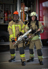 Halligan Feuerwehrmann Kettensäge Portraitfotograf Feuerwehr Dresden Loschwitz Nossen Pieschen Bautzen Radebeul
