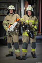 Feuerwehrschlauch Gummianzug Feuerwehrauto Fotograf Feuerwehr Portraitfotografie Portraitfotograf Kunst Kettensäge Feuerwehrmann Portrait Fotoshooting Dresden Heidenau Freital