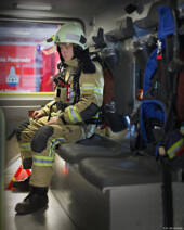 Leere Plätze und nachdenkliche Gesichter bei der Feuerwehr. Halligan Gummianzug Portraitfotograf Feuerwehrmann Portrait Fotoshooting Kunst Feuerwehrauto Fotograf Kettensäge Feuerwehrschlauch Dresden Pirna